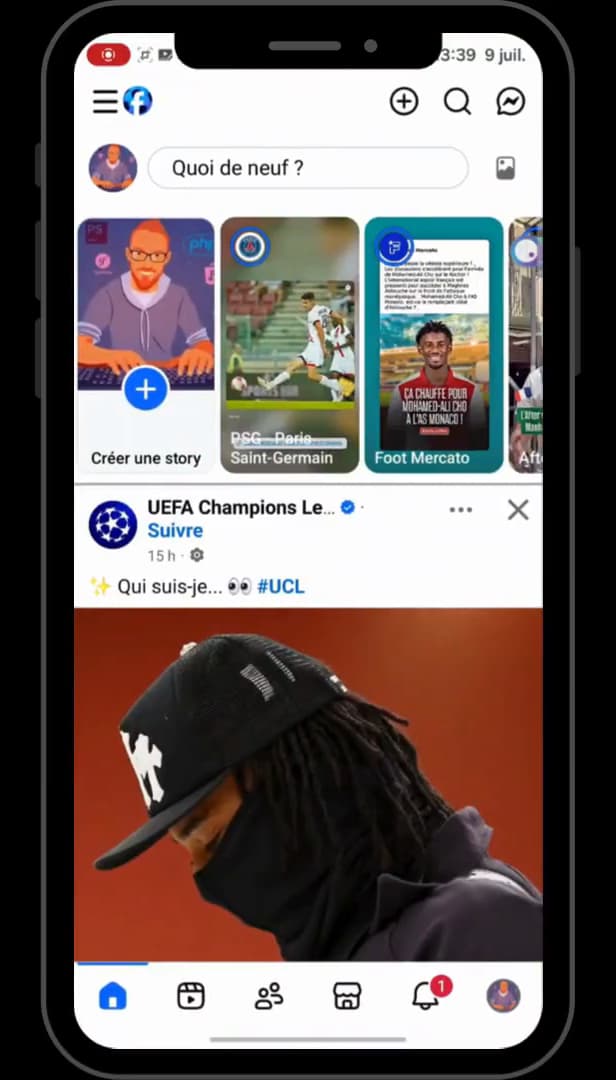 Fil d'actualité de l'application Facebook ouverte sur un téléphone